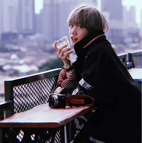 Fakta Ria SW, food vlogger yang punya gaya boyish keren berbagai sumber