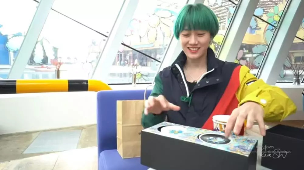 Fakta Ria SW, food vlogger yang punya gaya boyish keren berbagai sumber