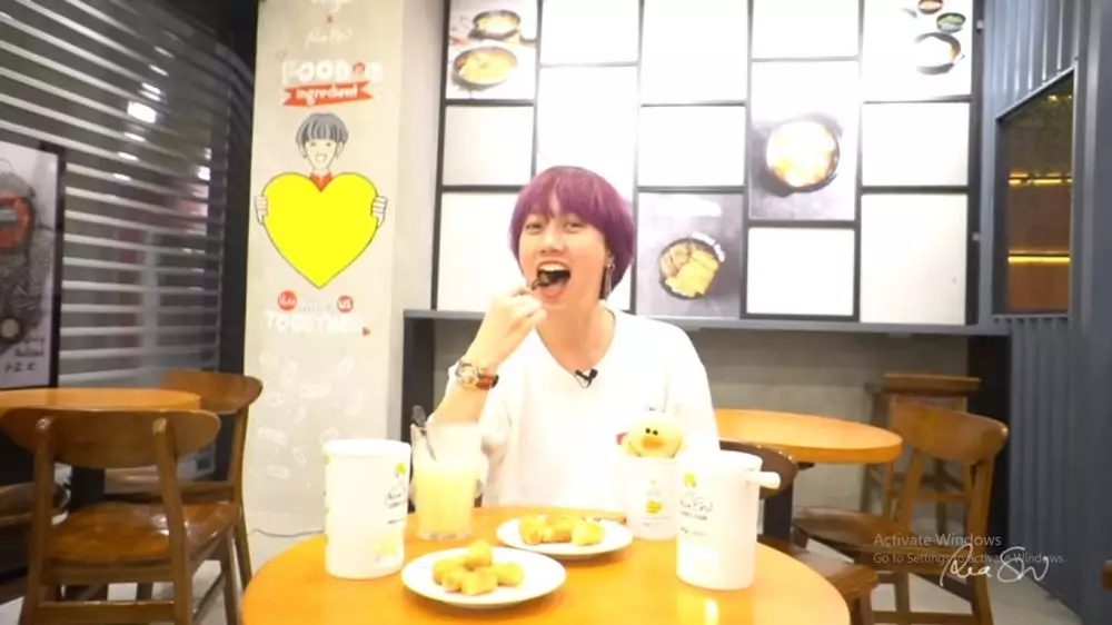 Fakta Ria SW, food vlogger yang punya gaya boyish keren berbagai sumber
