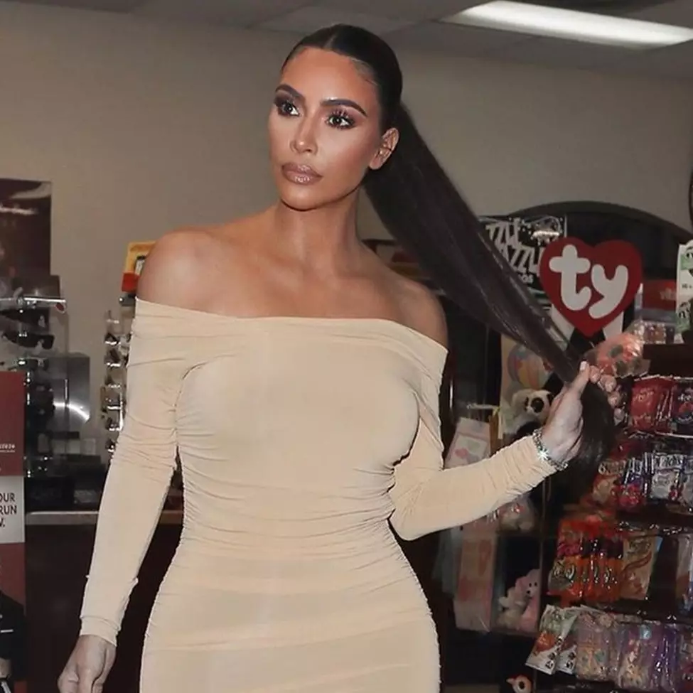 6 Penampakan dapur mewah Kim Kardashian, kulkas kosong dicibir
