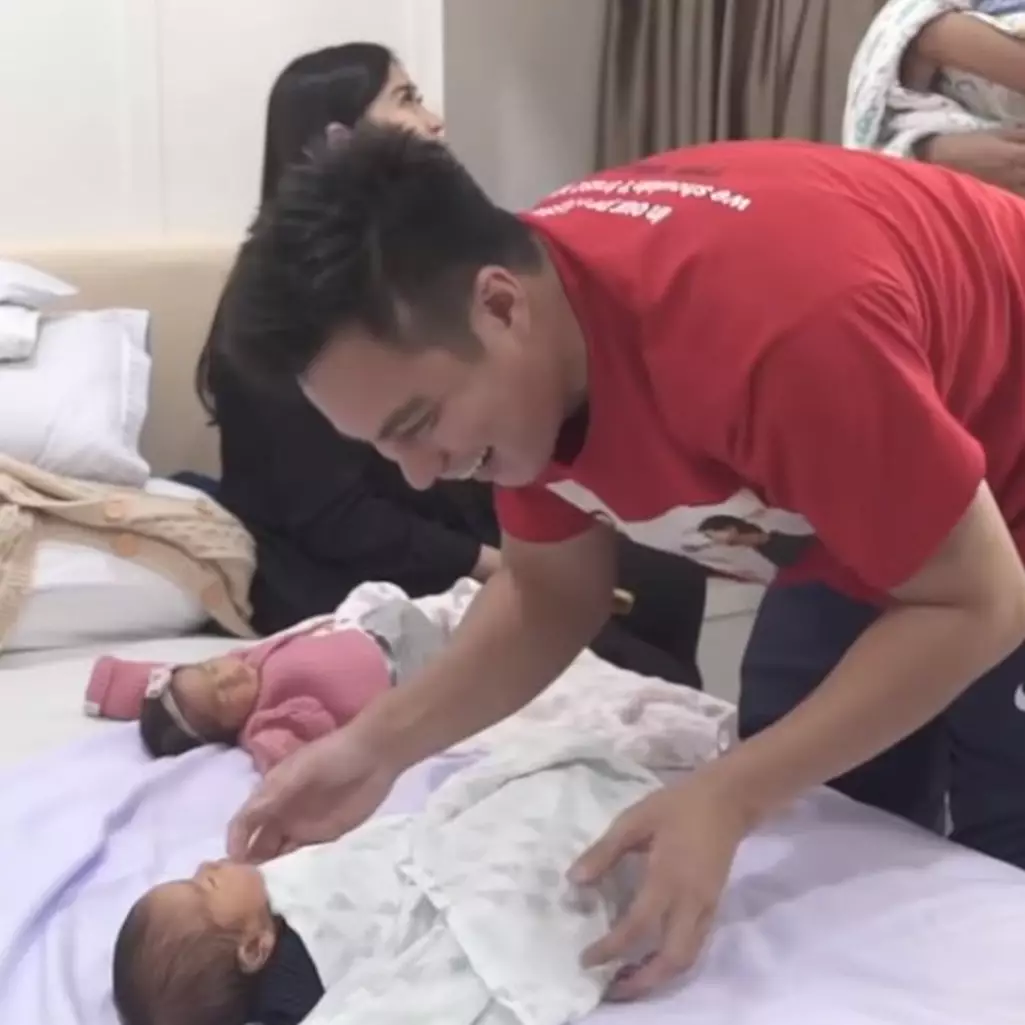 9 Momen gemas bayi Baim Wong bertemu anak kembar Syahnaz