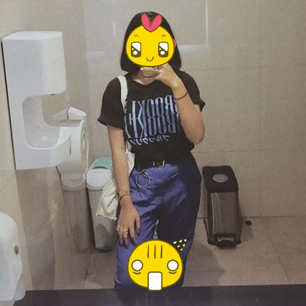 Selfie di cermin toilet mal, cewek ini potret penampakan serem
