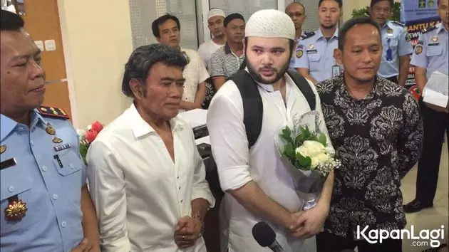 10 Momen Rhoma Irama jemput Ridho bebas dari penjara, penuh tangis © 2020 Kapanlagi.com