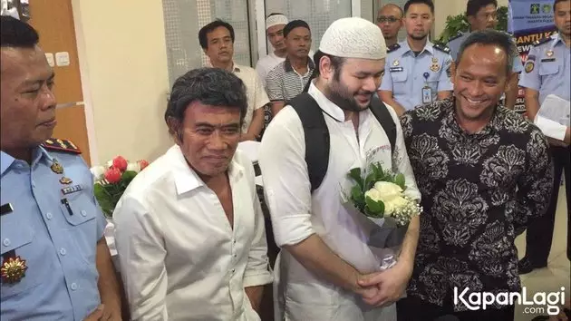 10 Momen Rhoma Irama jemput Ridho bebas dari penjara, penuh tangis © 2020 Kapanlagi.com