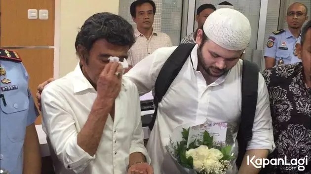 10 Momen Rhoma Irama jemput Ridho bebas dari penjara, penuh tangis © 2020 Kapanlagi.com