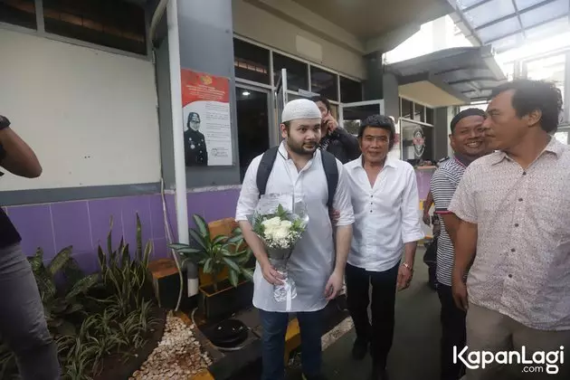 10 Momen Rhoma Irama jemput Ridho bebas dari penjara, penuh tangis © 2020 Kapanlagi.com