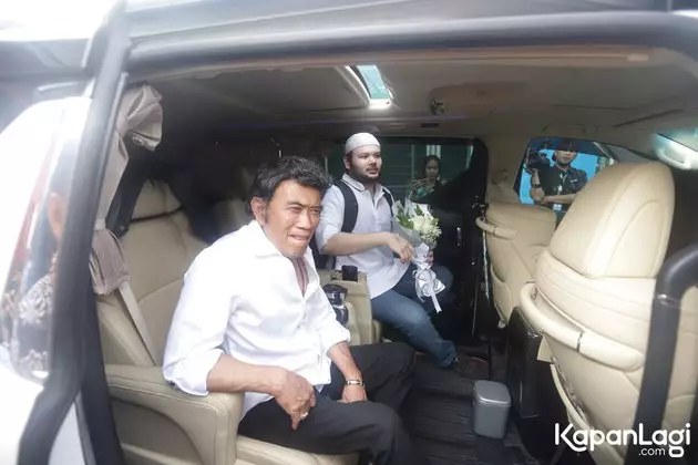 10 Momen Rhoma Irama jemput Ridho bebas dari penjara, penuh tangis © 2020 Kapanlagi.com
