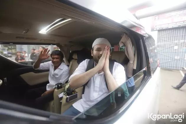 10 Momen Rhoma Irama jemput Ridho bebas dari penjara, penuh tangis © 2020 Kapanlagi.com