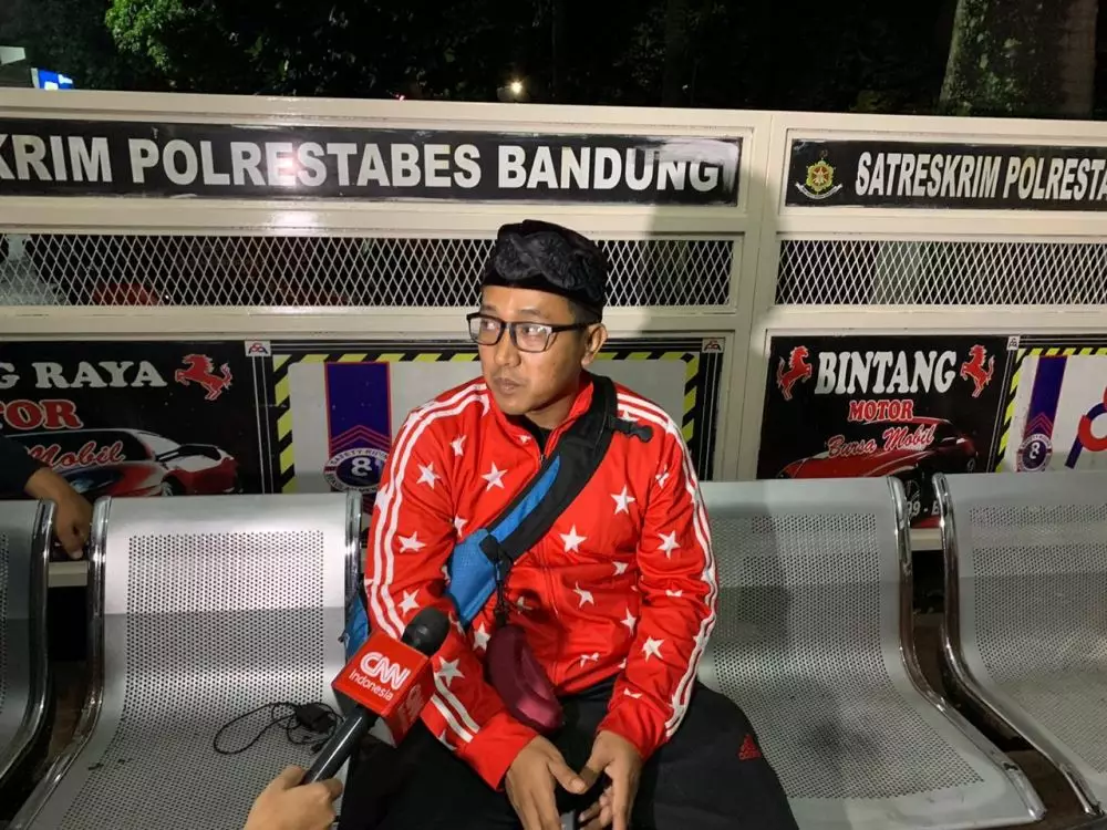 Teddy ungkap proses persalinan Lina Jubaedah, sangat mendadak © 2020 Kapanlagi.com