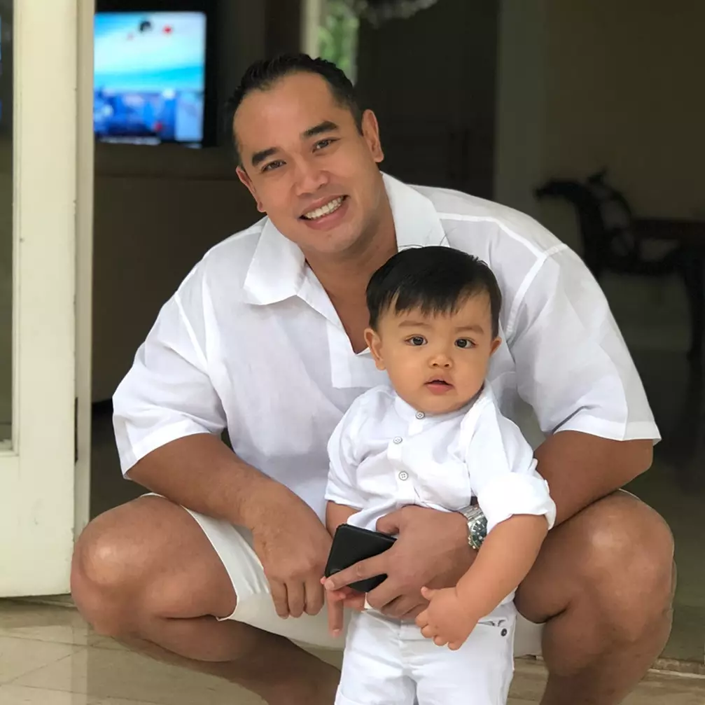 Momen Ardi Bakrie ajak anak makan mi ayam di pinggir jalan