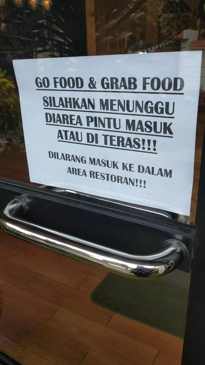 larangan resto driver masuk © Twitter/@GojekOnTwitt larangan resto driver masuk © Twitter/@GojekOnTwitt