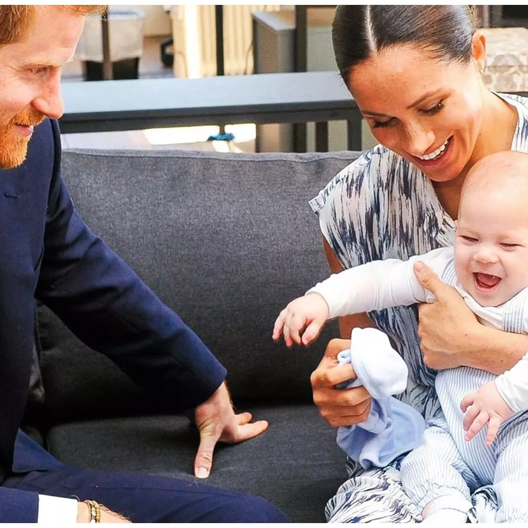 8 Momen Pangeran Harry dan Meghan Markle momong baby Archie