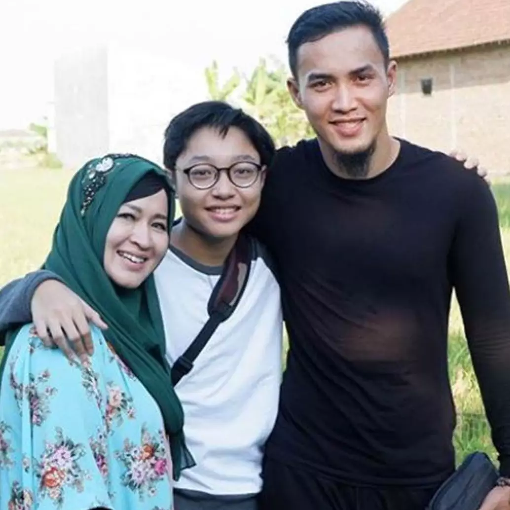 10 Potret kedekatan suami Okie Agustina &amp; Kiesha anak Pasha Ungu