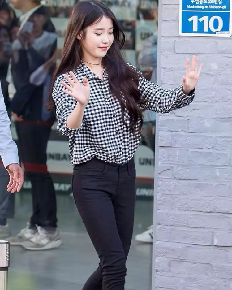 12 Inspirasi fashion idol K-Pop IU, simpel bisa buat ke kampus berbagai sumber