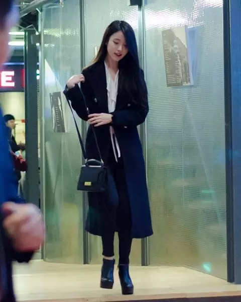 12 Inspirasi fashion idol K-Pop IU, simpel bisa buat ke kampus berbagai sumber