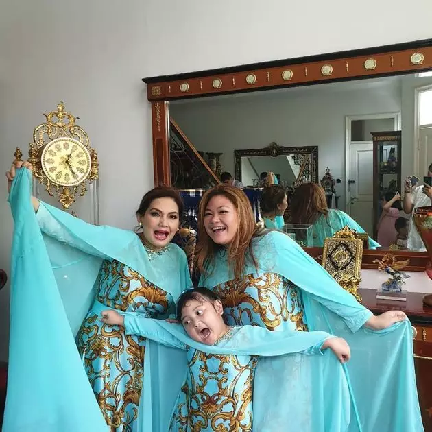 8 Potret Shaakila, cucu kesayangan Nia Daniaty yang jarang tersorot © 2020 instagram.com 8 Potret Shaakila, cucu kesayangan Nia Daniaty yang jarang tersorot © 2020 instagram.com