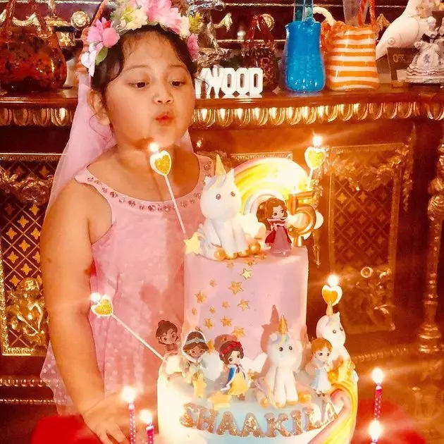 8 Potret Shaakila, cucu kesayangan Nia Daniaty yang jarang tersorot © 2020 instagram.com 8 Potret Shaakila, cucu kesayangan Nia Daniaty yang jarang tersorot © 2020 instagram.com