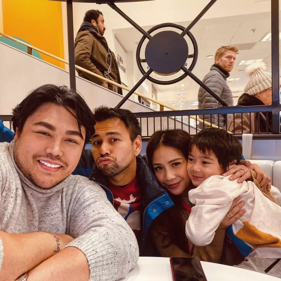 Raffi gigi kasih tas igun  Instagram & YouTube  Raffi gigi kasih tas igun  Instagram & YouTube