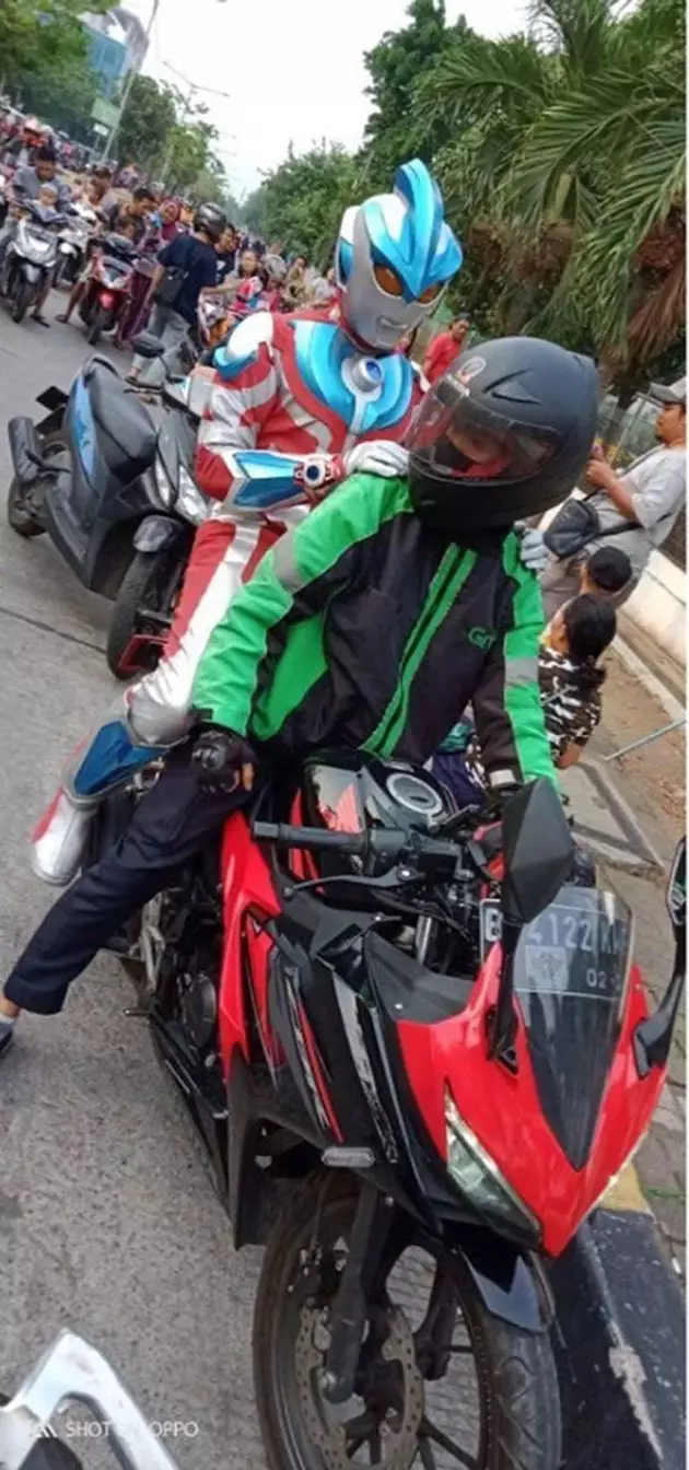 superhero naik ojek online © 2020 instagram.com superhero naik ojek online © 2020 instagram.com