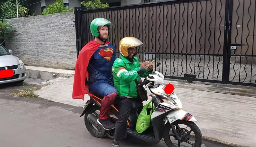 superhero naik ojek online © 2020 instagram.com superhero naik ojek online © 2020 instagram.com