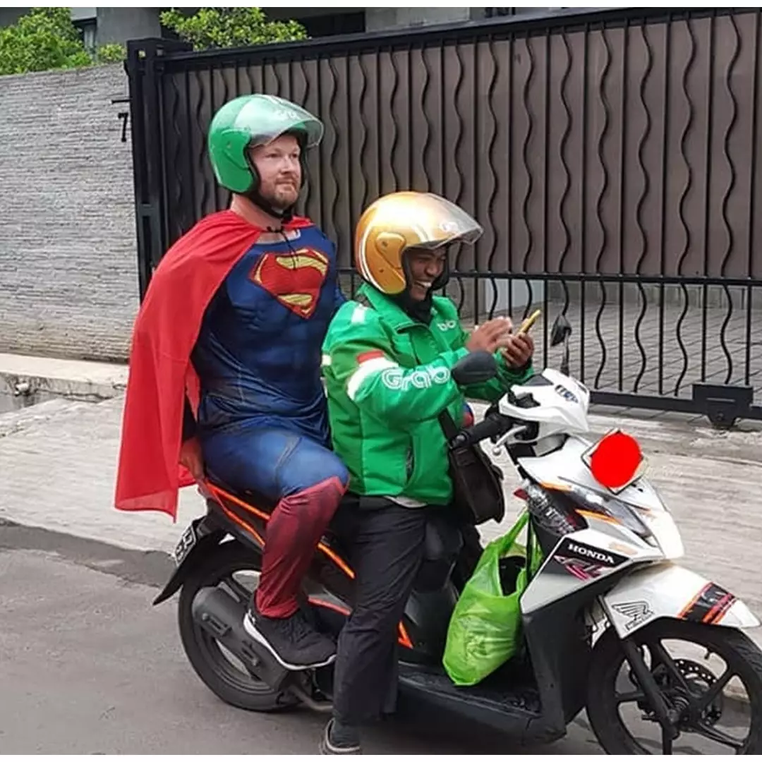 7 Potret 'superhero' naik ojek online ini kocak abis