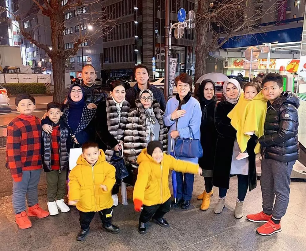 beda gaya ibunda Syahrini dan Reino Barack Instagram beda gaya ibunda Syahrini dan Reino Barack Instagram