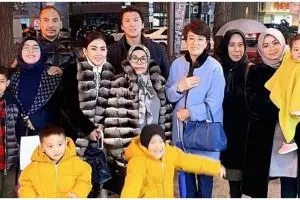 Besanan, ini 6 beda gaya ibunda Syahrini dan Reino Barack