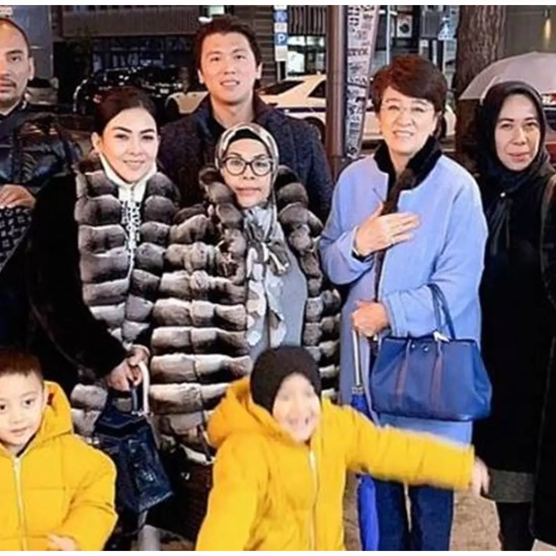 Besanan, ini 6 beda gaya ibunda Syahrini dan Reino Barack