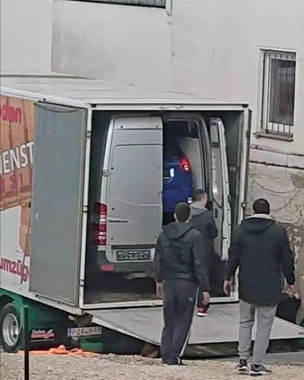 kendaraan lagi parkir bikin gagal fokus © 2020 1cak.com kendaraan lagi parkir bikin gagal fokus © 2020 1cak.com