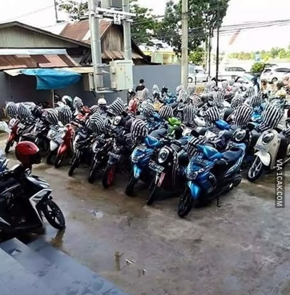 kendaraan lagi parkir bikin gagal fokus © 2020 1cak.com kendaraan lagi parkir bikin gagal fokus © 2020 1cak.com