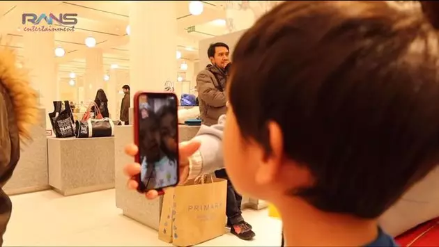 Nagita Slavina beli oleh-oleh di London berbagai sumber Nagita Slavina beli oleh-oleh di London berbagai sumber