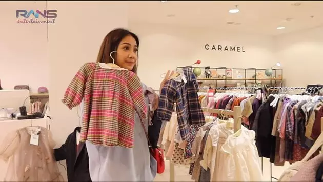 Nagita Slavina beli oleh-oleh di London berbagai sumber Nagita Slavina beli oleh-oleh di London berbagai sumber