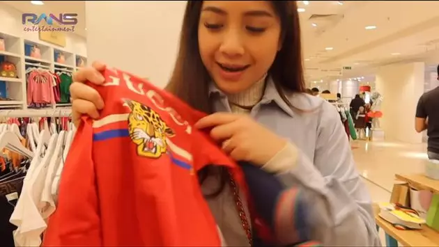 Nagita Slavina beli oleh-oleh di London berbagai sumber Nagita Slavina beli oleh-oleh di London berbagai sumber