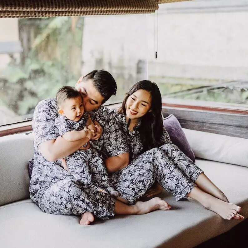 8 Potret Chef Arnold dan istri momong anak, seru dan kompak Instagram/@arnoldpo  @tiffanysoetanto