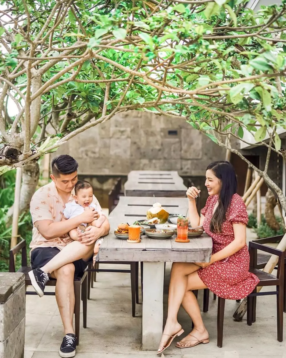 8 Potret Chef Arnold dan istri momong anak, seru dan kompak Instagram/@arnoldpo  @tiffanysoetanto