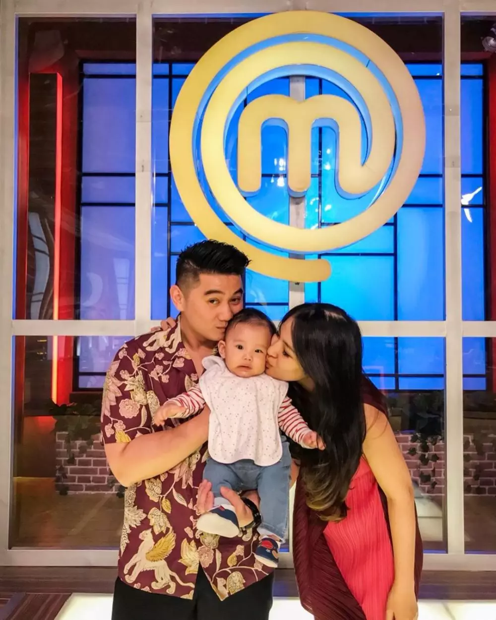 8 Potret Chef Arnold dan istri momong anak, seru dan kompak Instagram/@arnoldpo  @tiffanysoetanto