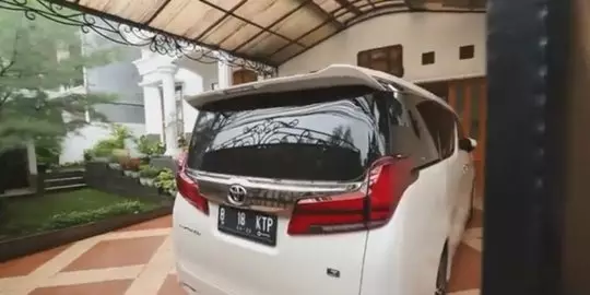 5 Penampakan garasi mobil Kartika Putri & suami, ada mobil Rp 2 M © 2020 berbagai sumber