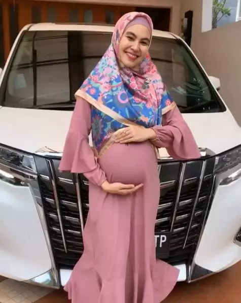 5 Penampakan garasi mobil Kartika Putri & suami, ada mobil Rp 2 M © 2020 berbagai sumber