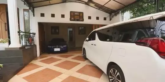 5 Penampakan garasi mobil Kartika Putri & suami, ada mobil Rp 2 M © 2020 berbagai sumber