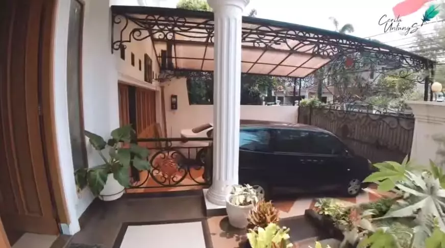 5 Penampakan garasi mobil Kartika Putri & suami, ada mobil Rp 2 M © 2020 berbagai sumber