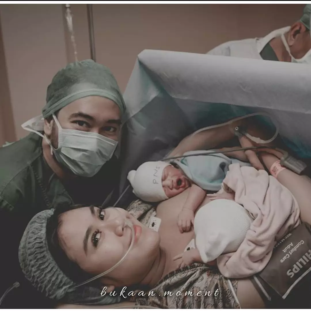 Family portrait 20 seleb usai melahirkan, penuh kebahagiaan