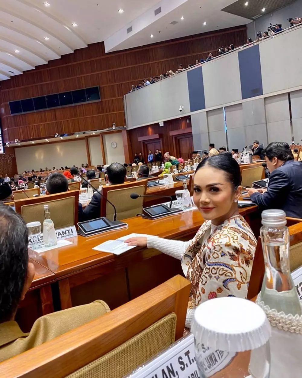 Penampilan Krisdayanti hadiri rapat Paripurna DPR, curi perhatian © 2020 instagram.com