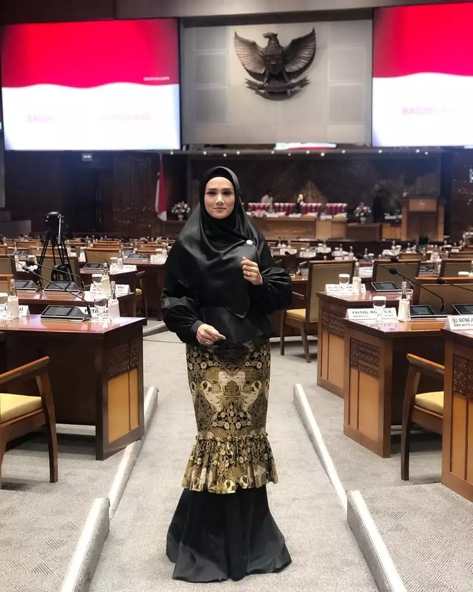 Gaya Mulan Jameela ngantor  Instagram 