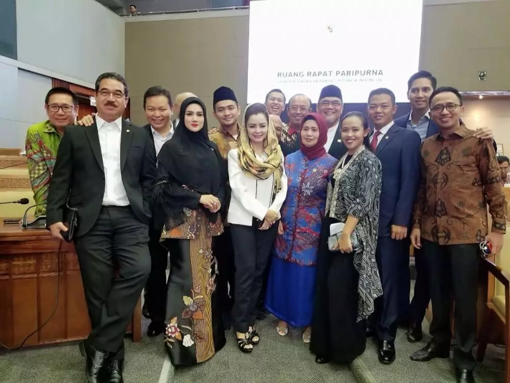 Gaya Mulan Jameela ngantor  Instagram 