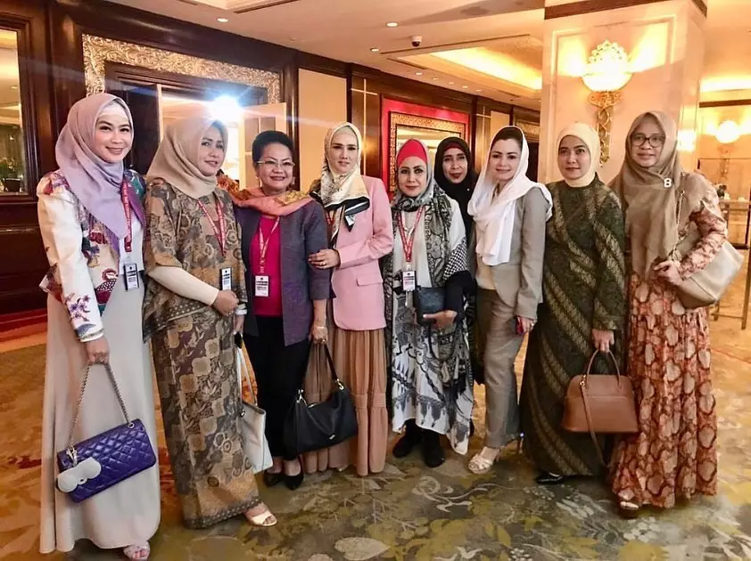 Gaya Mulan Jameela ngantor  Instagram 