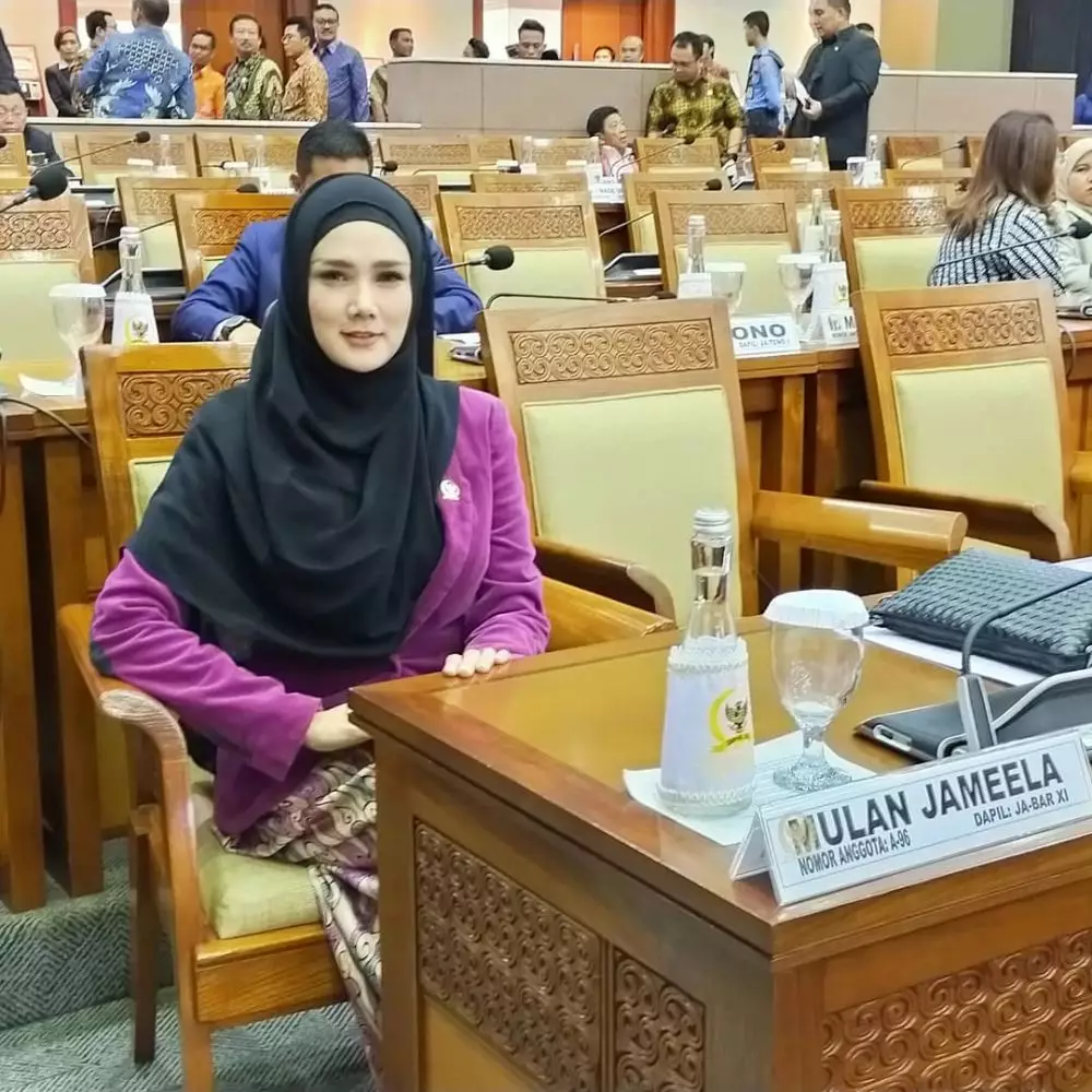 Gaya Mulan Jameela ngantor  Instagram 