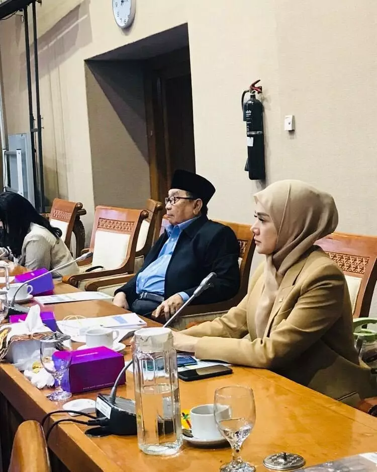 Gaya Mulan Jameela ngantor  Instagram 