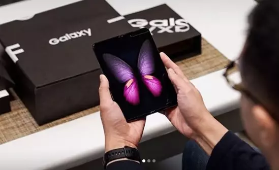 4 Handphone keluaran terbaru berbagai merek, spek, dan harganya berbagai sumber