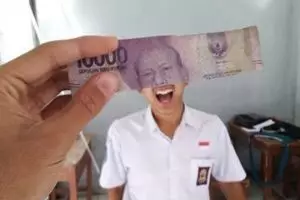 6 Potret lucu gabungan wajah orang dan uang kertas ini kocak abis