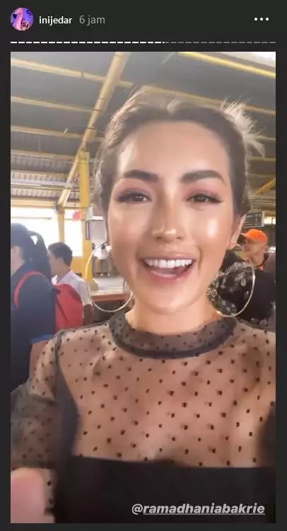 Potret seru Nia Ramadhani & Jessica Iskandar naik KRL Instagram